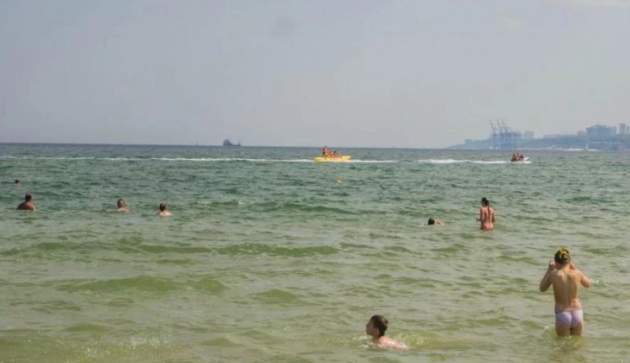 Популярный пляж в Одессе утопает в фекалиях. Фото