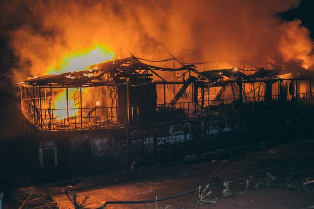 В Киеве дотла сгорела баржа на Днепре