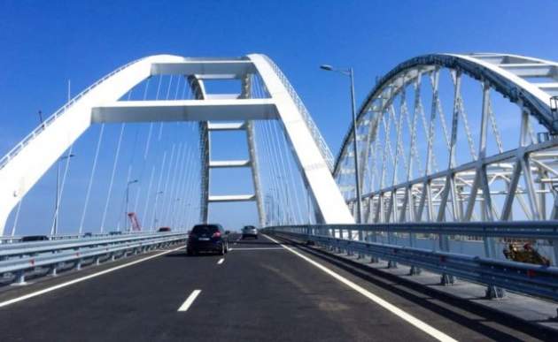 Туристов не успеваешь разглядеть: в сети высмеяли пустой Крымский мост. Фото