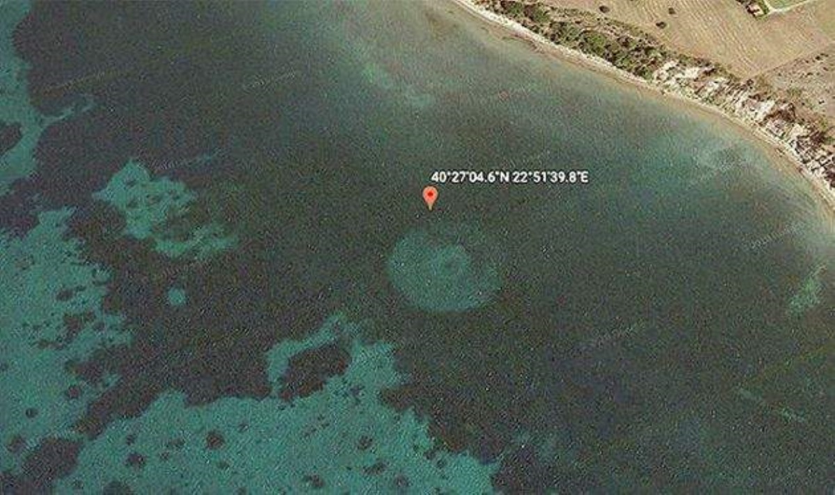 У берегов Греции обнаружили загадочный подводный объект: фото со спутника