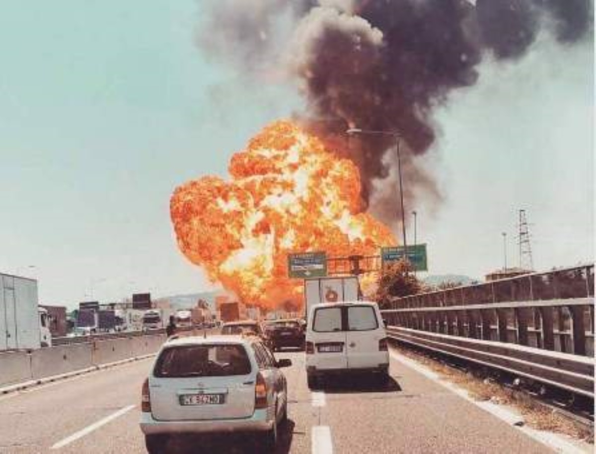 В Италии рядом с аэропортом прогремел мощный взрыв: впечатляющие кадры