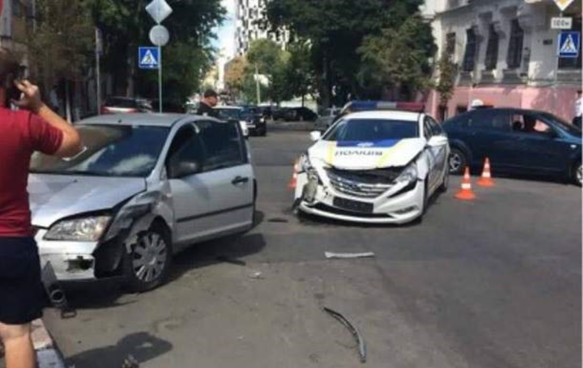 В Киеве патрульные разбили очередное полицейское авто. Видео