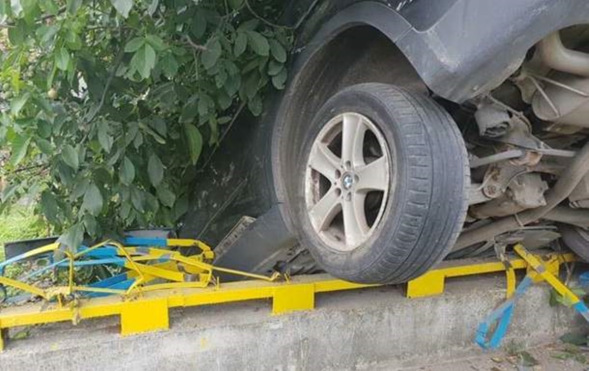 Во Львове автомобиль пробил ограждение моста и завис на задних колесах. Фото