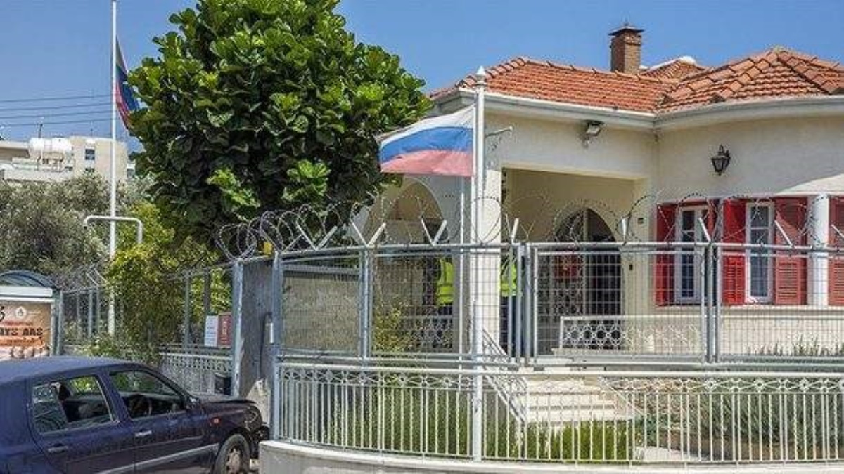 Иду на таран: на Кипре машина врезалась в здание консульства РФ