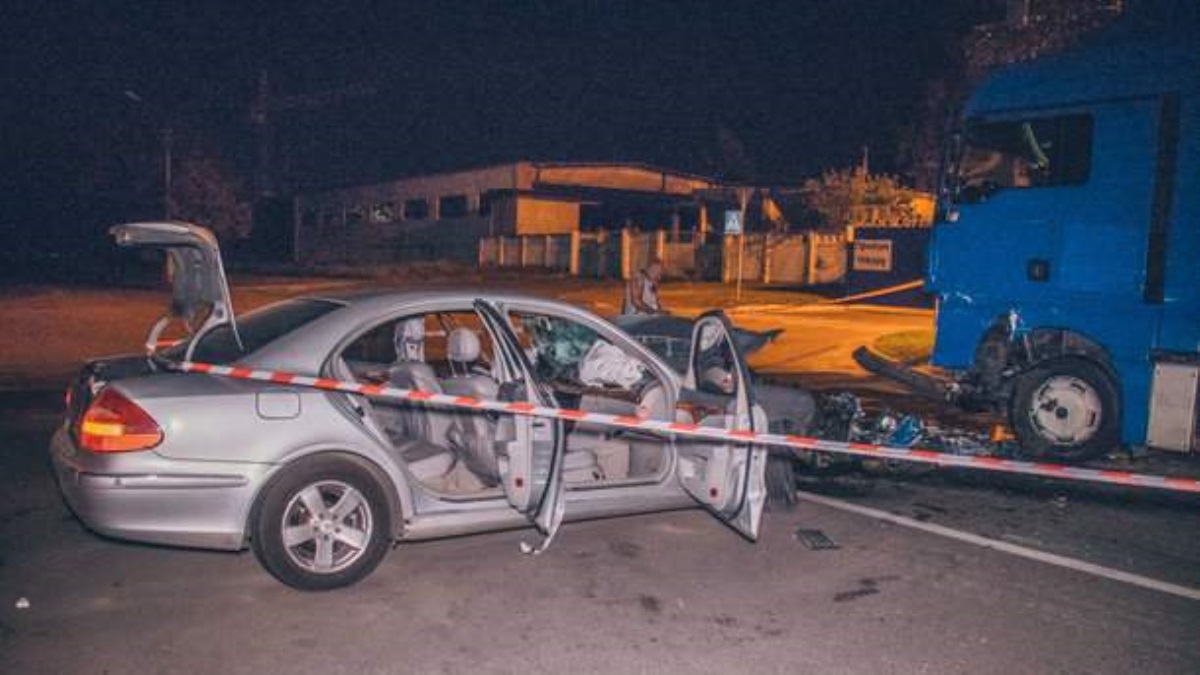 Пьяное ДТП в Киеве: Mercedes врезался в грузовик