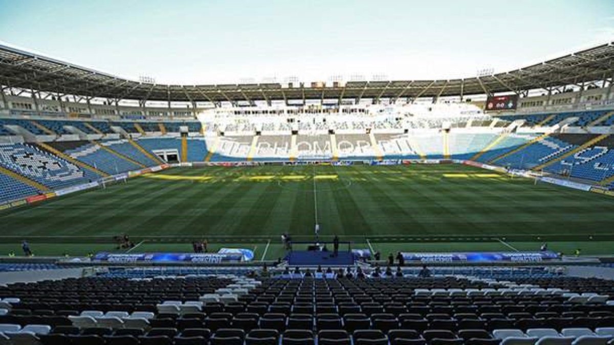 В Одессе перед матчем Лиги Европы красят траву на стадионе