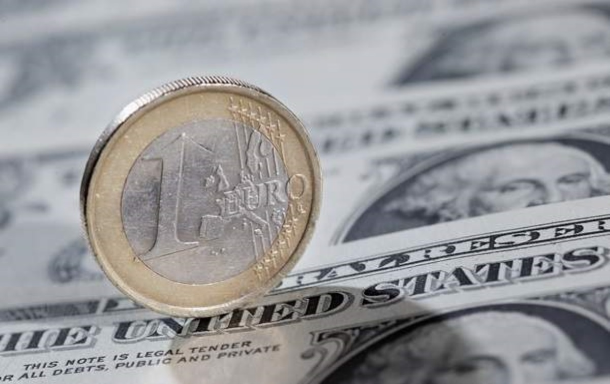 Курс евро упал до годового минимума