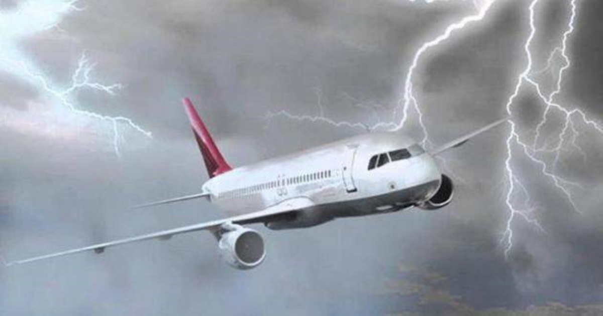 Самолет с российскими туристами атаковала молния