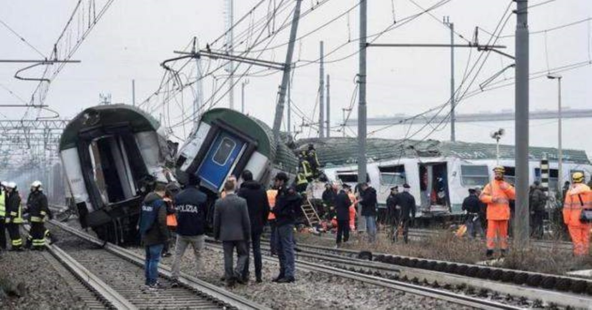 Пассажирский поезд слетел с рельсов на полном ходу, пострадали дети