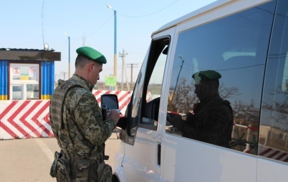 На Донбасс отправили 15 грузовиков гуманитарки