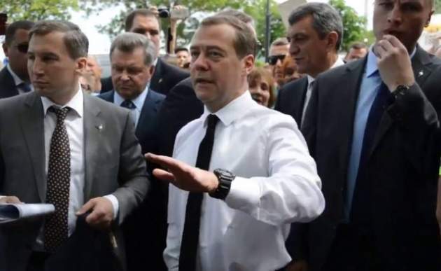 Медведев стал символом украинского Крыма: фотофакт - упрямая вещь