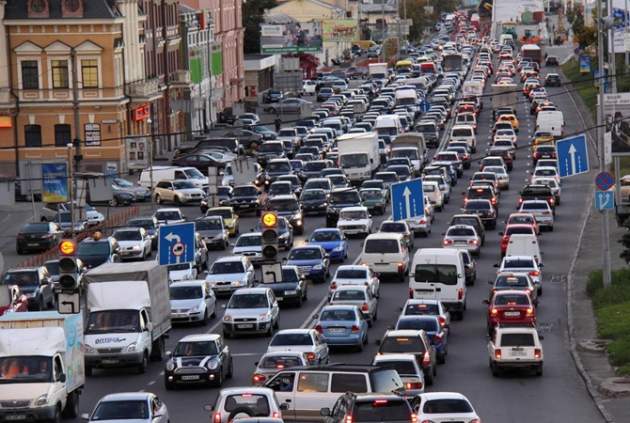 В Киеве хотят увеличить скорость движения авто до 80 км/час: список улиц