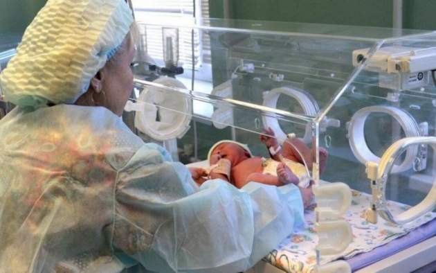 Помещаются на ладошке: 17-летняя украинка родила тройню. Фото