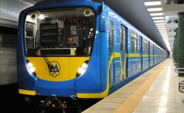 Назад в СССР: гигантская очередь в киевском метро вывела людей из себя