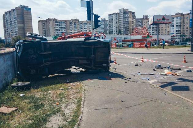 В Киеве авто влетело в толпу пешеходов: появились первые фото и видео