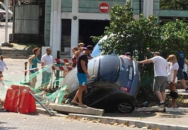 В Одессе автомобиль провалился в яму