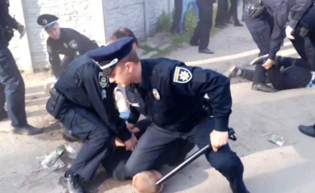 В Киеве беспредел полицейских с шокером попал на видео