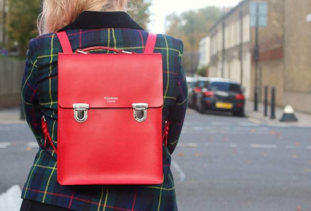 Как защитить спины детей от тяжелых школьных рюкзаков