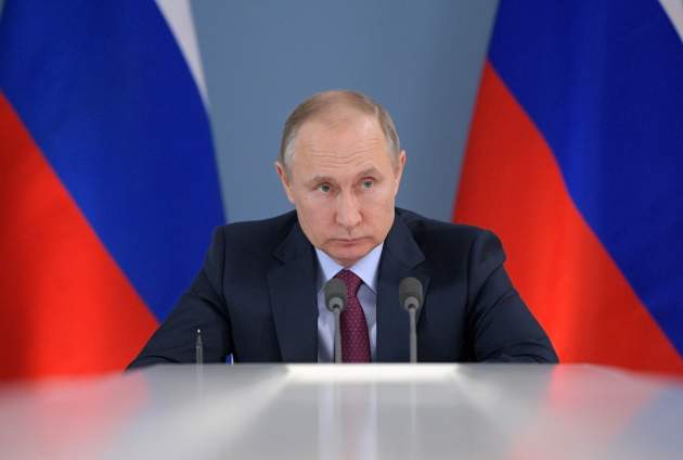 Forbes усадил Путина на трон, сеть свирепствует
