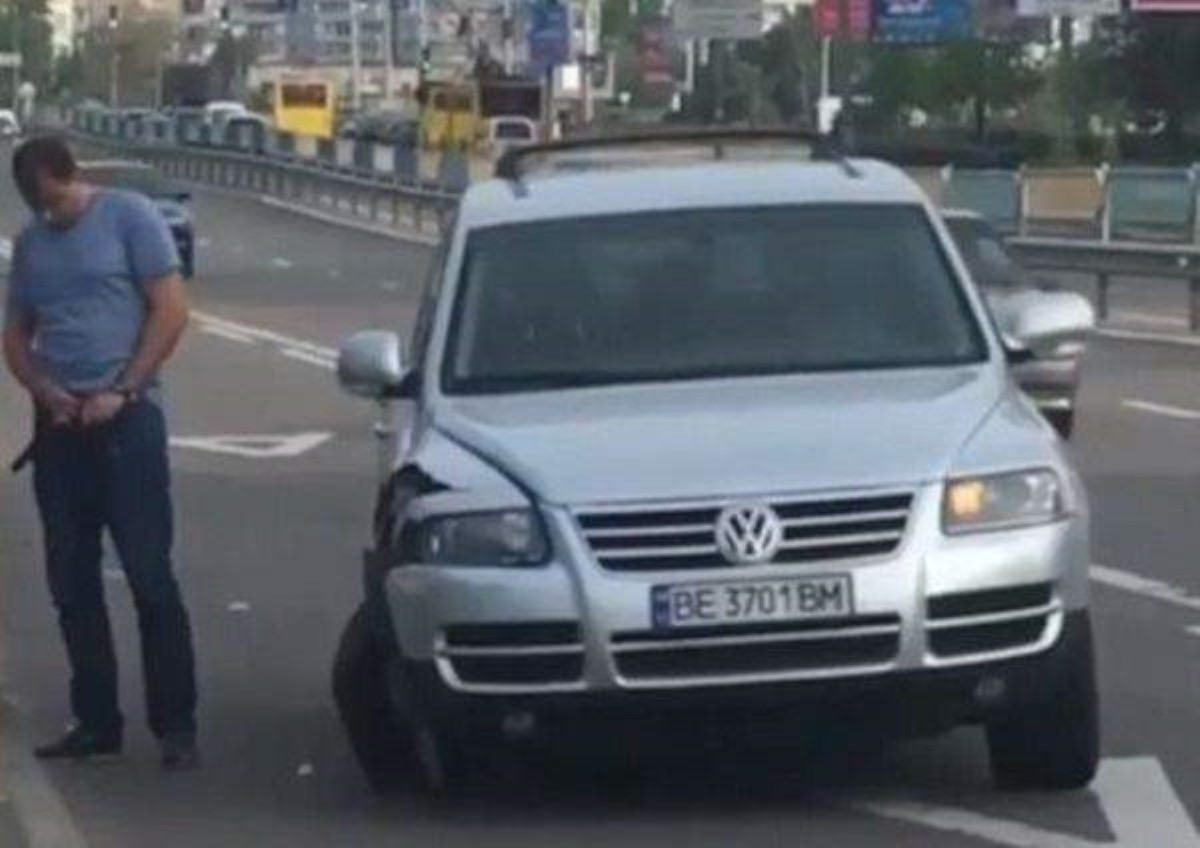 В Киеве пьяный водитель врезался в остановку