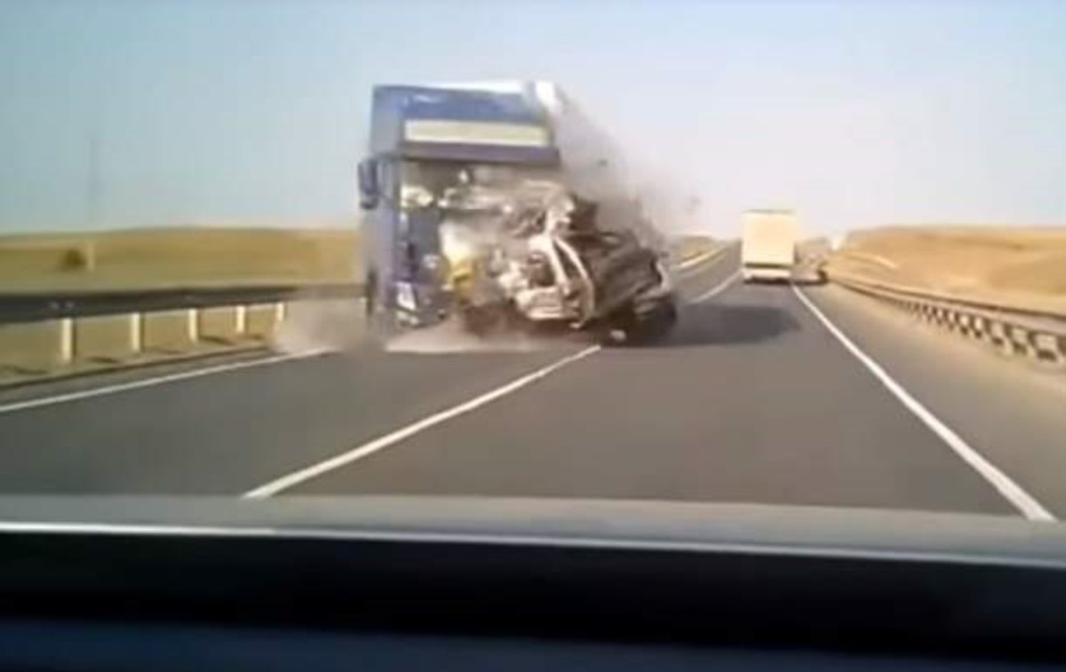 Момент жуткой аварии на трассе попал на видео