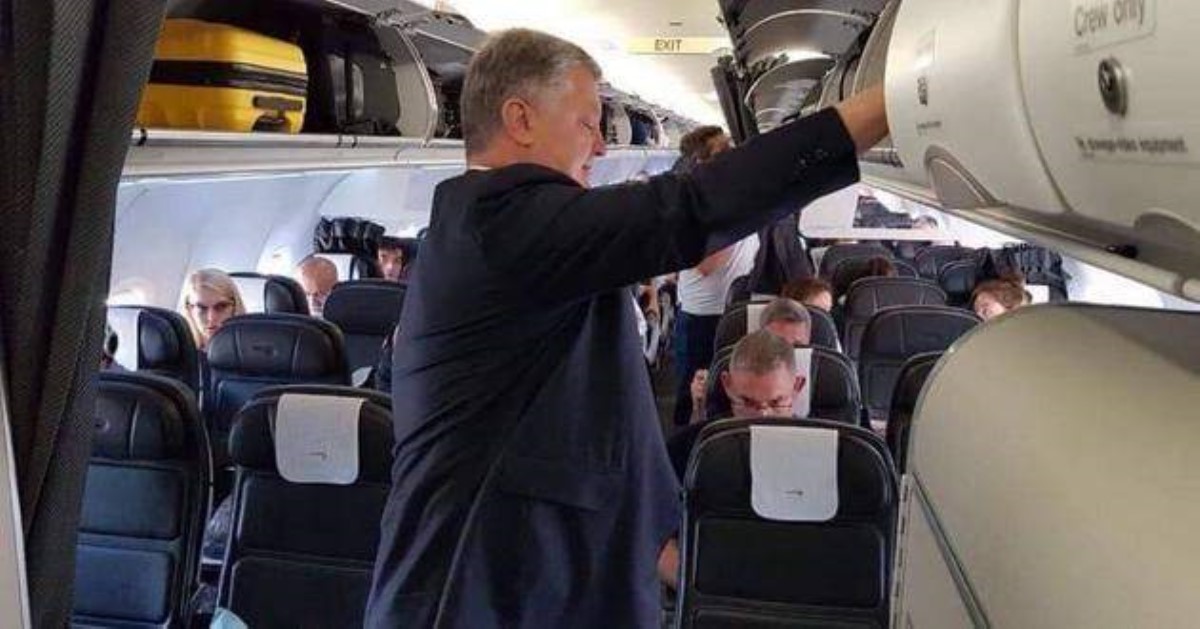 Порошенко застукали в рейсовом самолете: фотофакт удивил украинцев