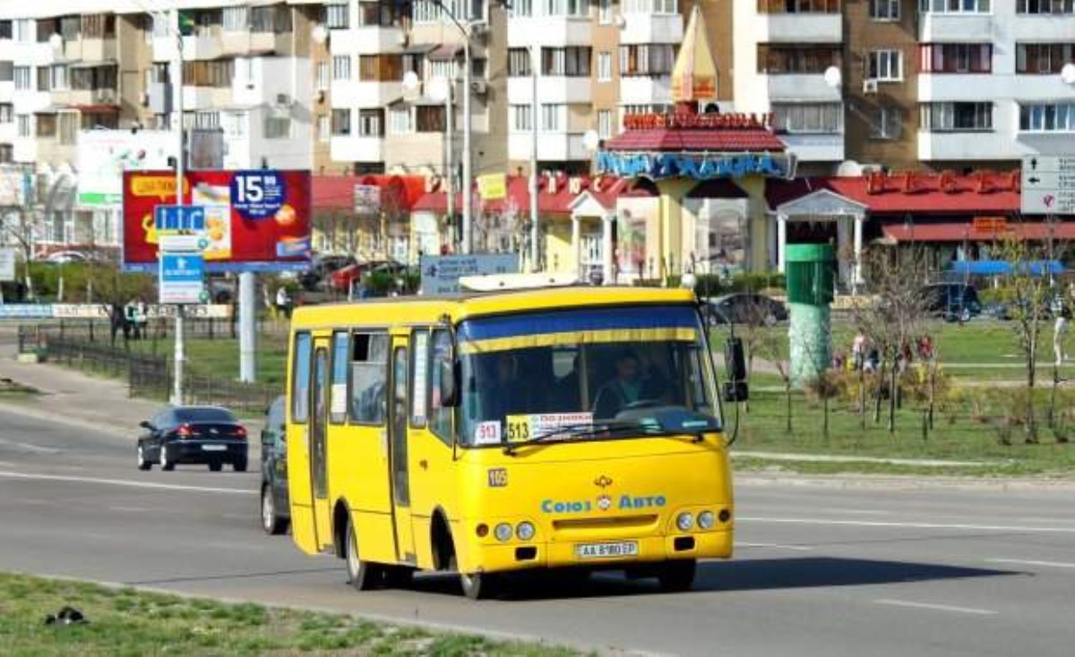 В Киеве пассажир выкинул из маршрутки человека