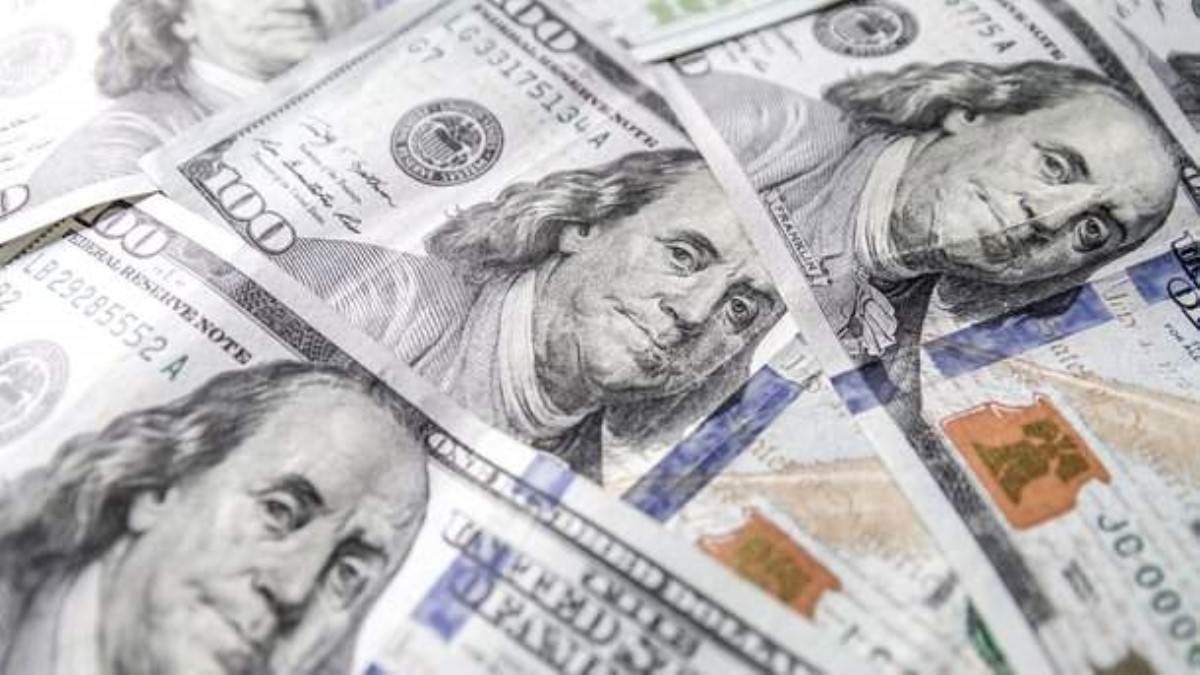 В Украине взлетает доллар, курс евро замер
