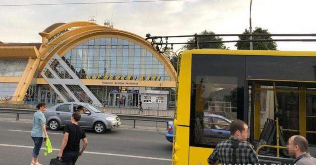 В Киеве неадекват обстрелял троллейбус: подробности