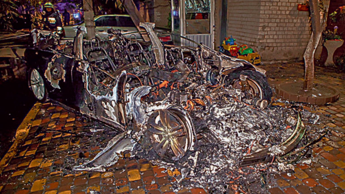 В Днепре за ночь сгорели Tesla и Lexus