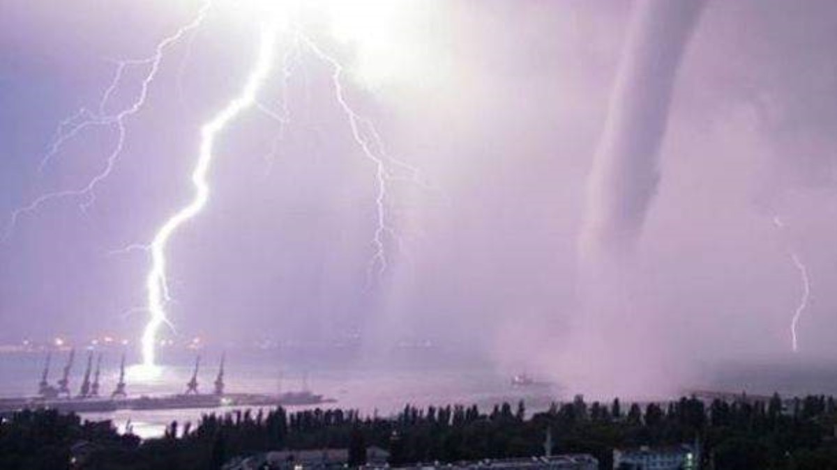 Огромный смерч накрыл город: юг Крыма подвергся мощному удару стихии. Фото