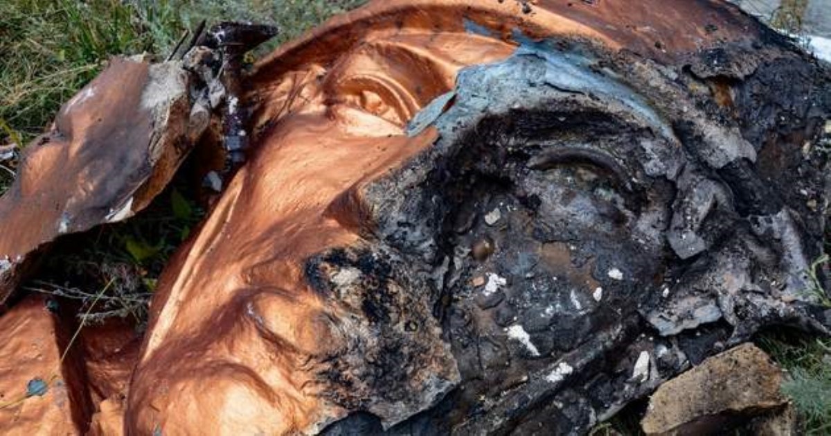 На оккупированном Донбассе праздновали освобождение, сожгли советский памятник