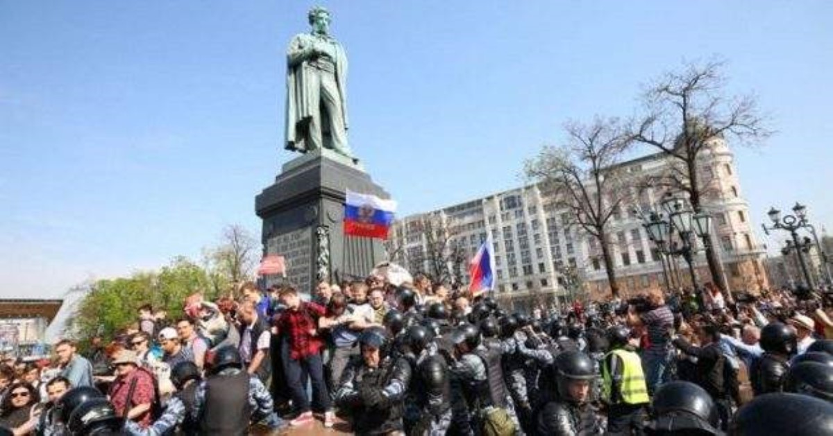 По всей России проходят митинги против Путина: людей задерживают и избивают