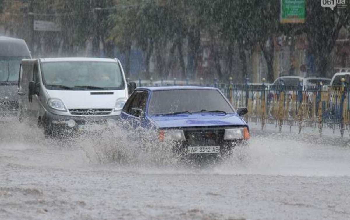 Мощный ливень превратил улицы Запорожья в реки
