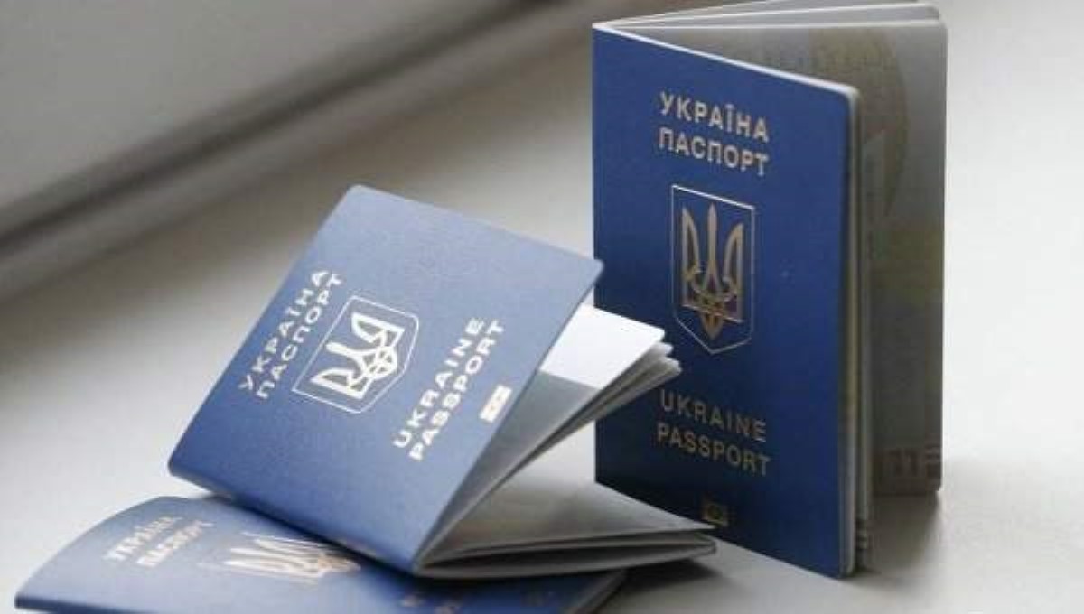 Украина снова обошла РФ в рейтинге паспортов по безвизу