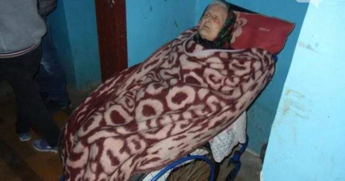 Бросили на улице в коляске: рассказ про 94-летнюю бабушку, которую родные не захотели забирать домой