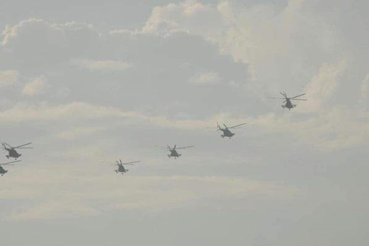 В небе над курортным Бердянском заметили военную авиацию