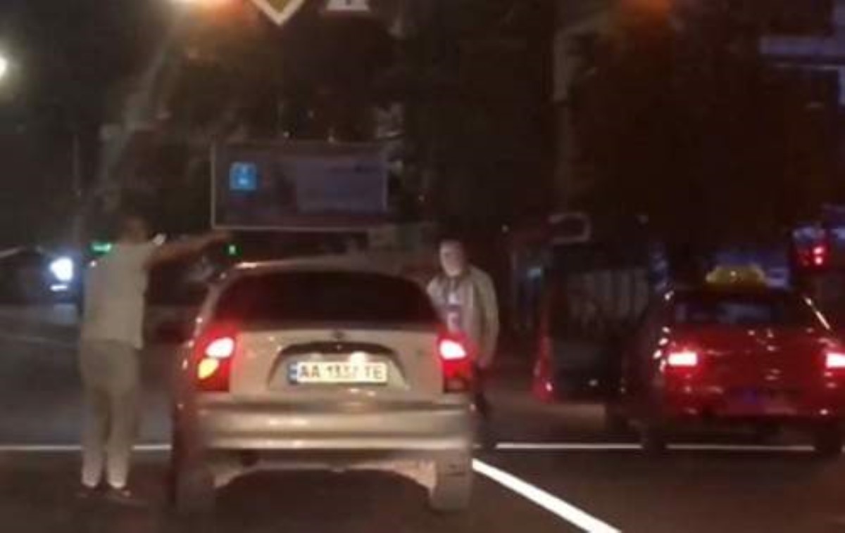 В Киеве водители устроили драку посреди дороги. Видео