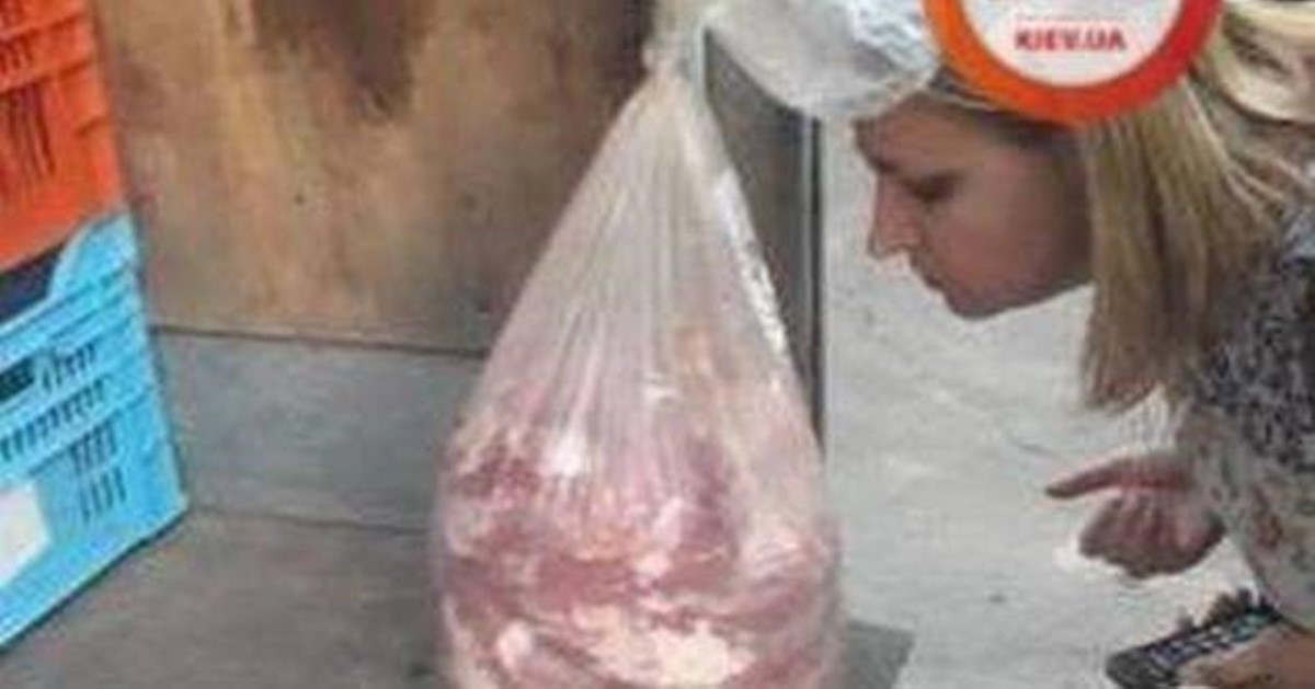 В Киеве задержали водителя, который вез тухлое мясо в детсад