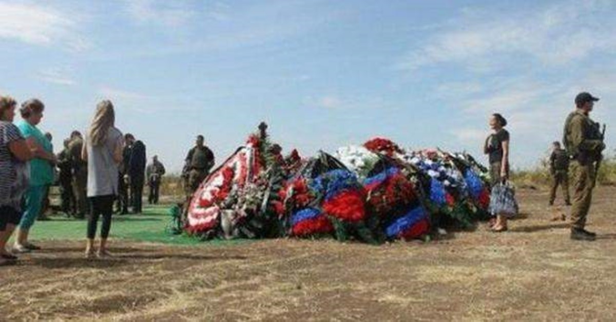 Охраняют венки: в Донецке к могиле Захарченко приставили вооруженных боевиков