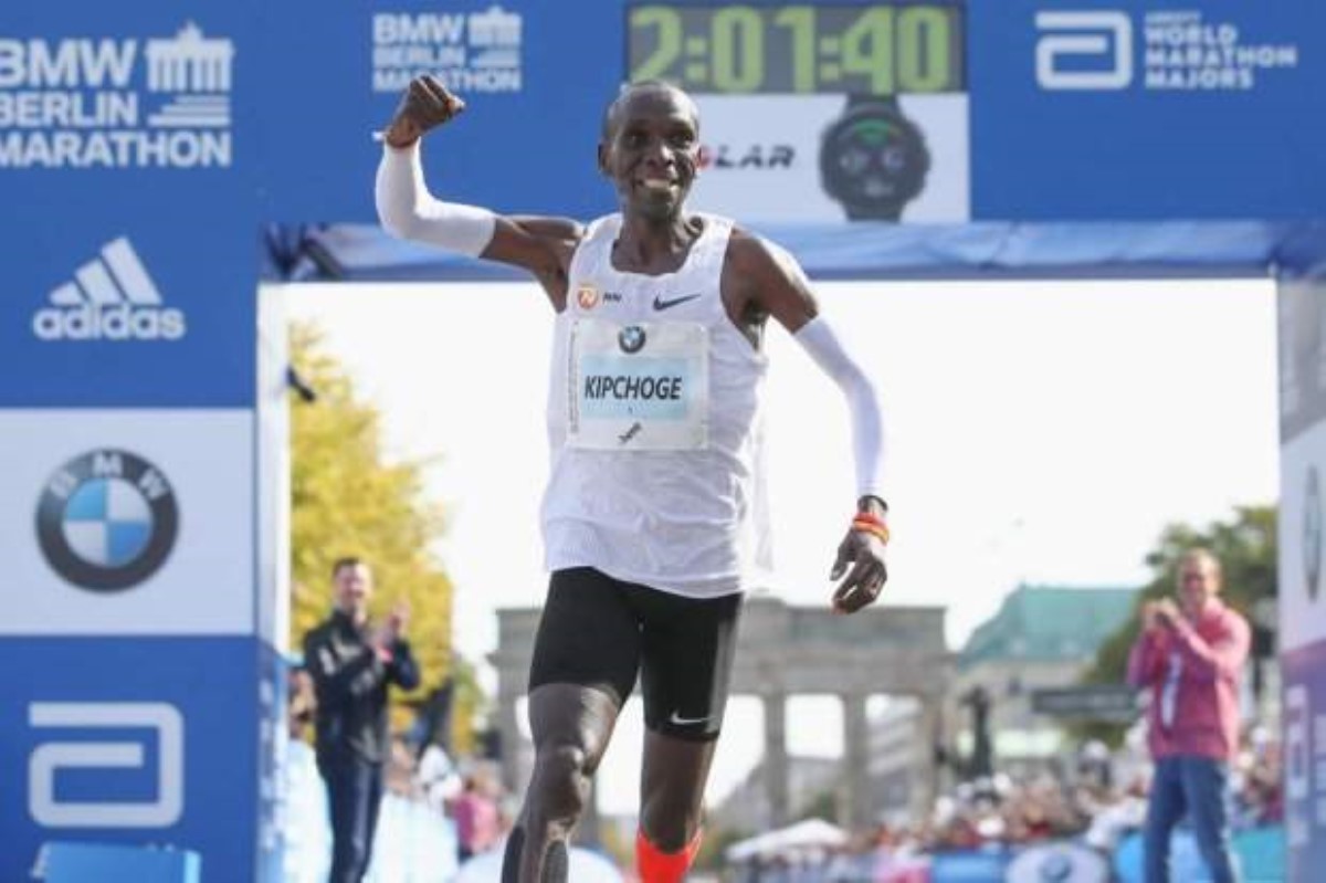 Африканец установил мировой рекорд на марафоне и даже не вспотел. ВИДЕО