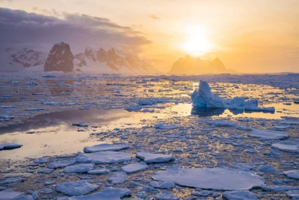 Во льдах Антарктиды нашли "космические корабли" инопланетян. Видео