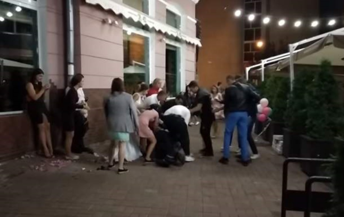 Драку гостей на свадьбе сняли на видео