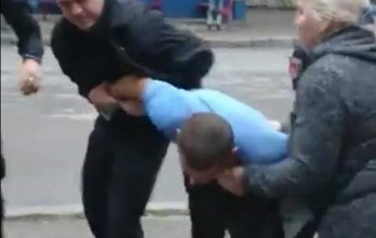 В Одессе горожане отбивали водителя хлебовозки от копов. Видео