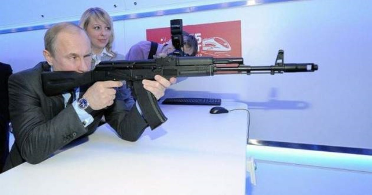 Промазал: Путин устроил пальбу из снайперской винтовки
