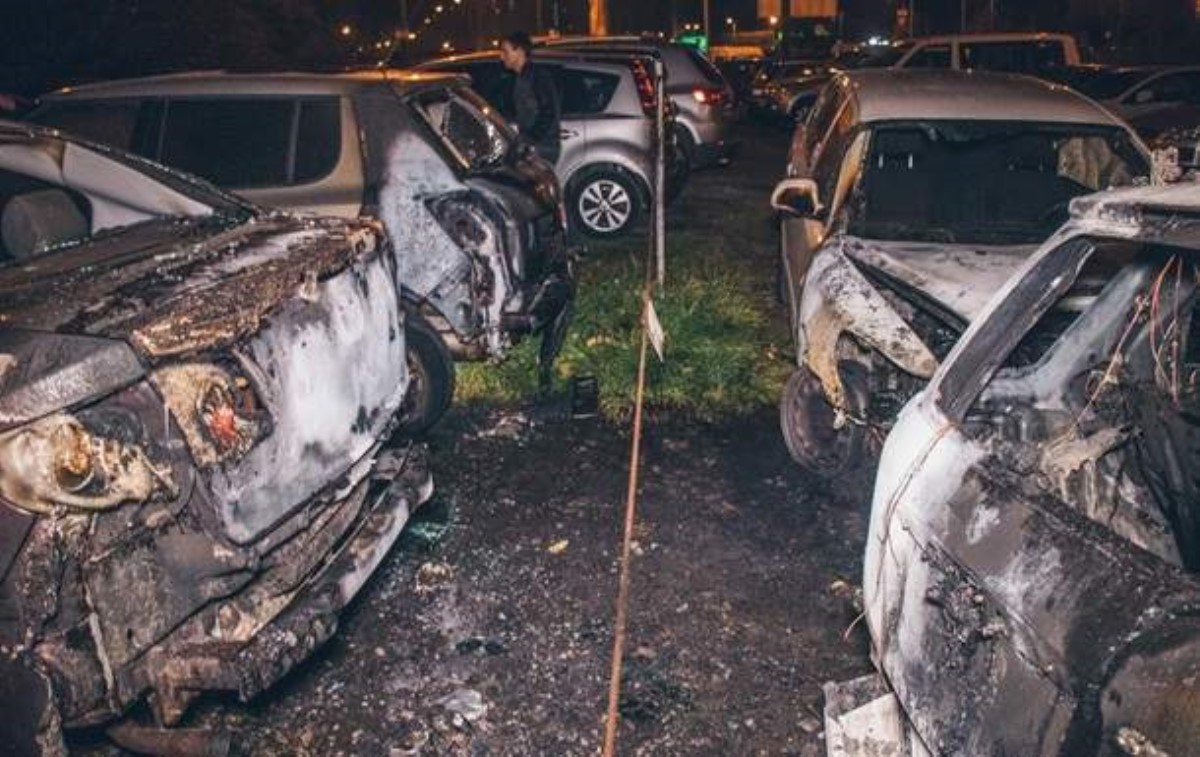 В Киеве на автостоянке сожгли шесть автомобилей