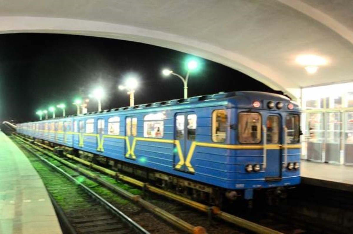 В поисках горячей воды: полуголая девушка в метро удивила киевлян