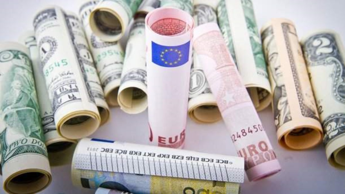 В Украине взлетел курс евро, а доллар упал