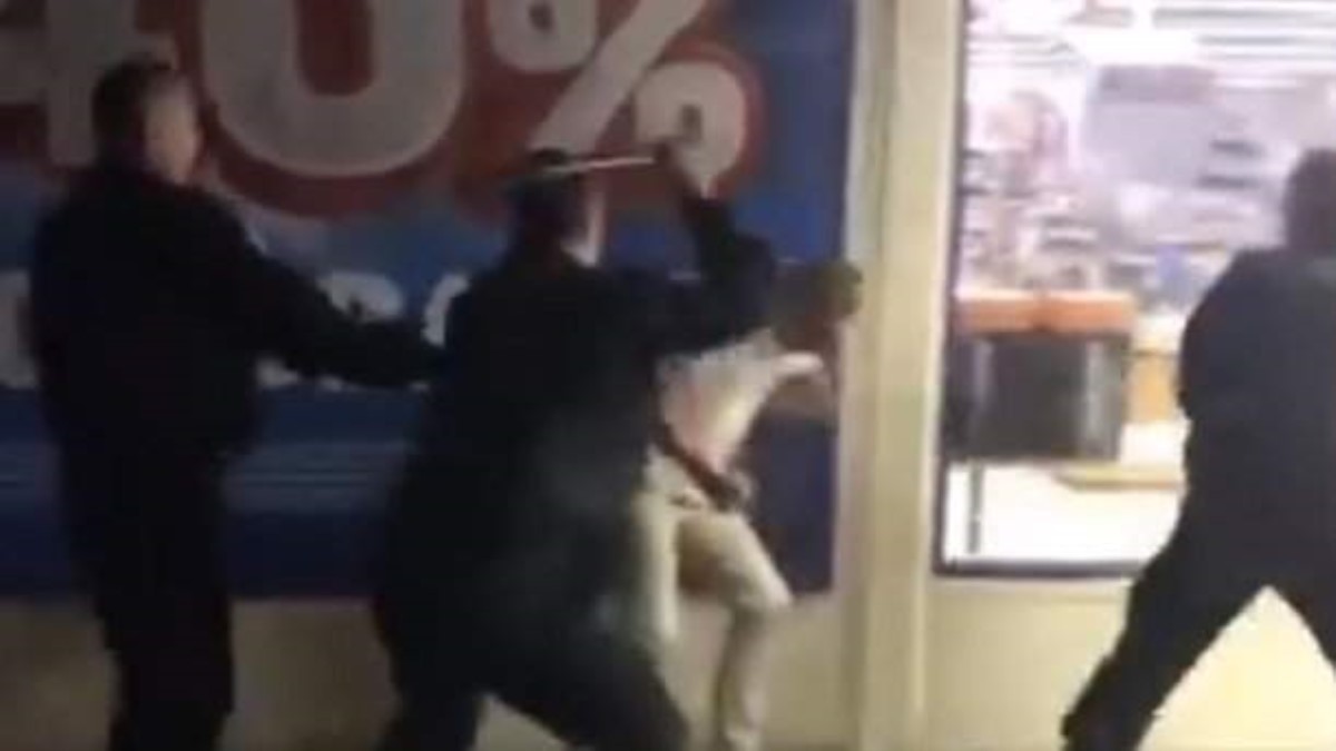 В Киеве охрана супермаркета дубинками избила мужчину за замечание. Видео