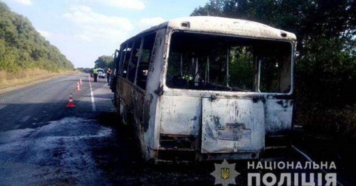Вез 20 детей: на Сумщине полностью сгорел пассажирский автобус